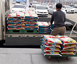 행복한도시 주식회사 기부 - 피해자 가정 쌀 나눔 사진
